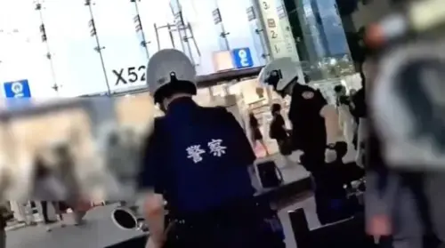 ▲ 18日晚間北市西門町出現一名持美工刀男子，引發民眾恐慌，警方到場壓制帶回，依社維法偵辦。（圖／翻攝畫面）