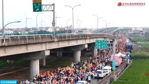 ▲白沙屯媽祖上午5時許走大安溪橋，往苗栗苑裡前進。（圖／白沙屯拱天公網路電視台）