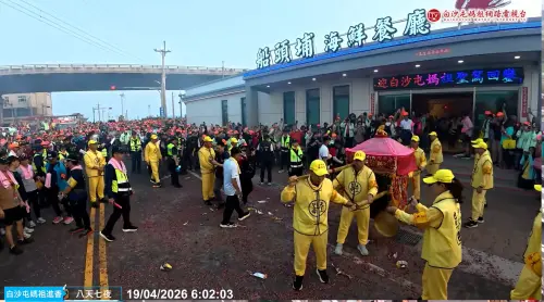 ▲白沙屯媽祖清晨4時出發後，連走兩小時，上午6時許才停駕在船頭埔海鮮餐廳。（圖／白沙屯媽祖網路電視台）