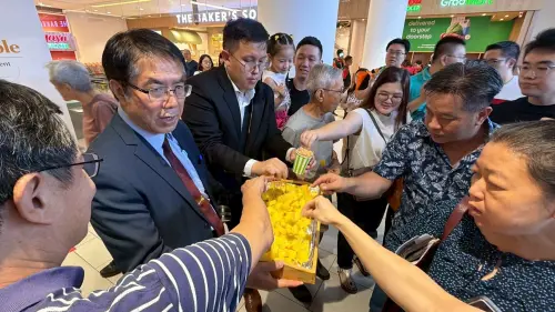 ▲ 黃偉哲向大家介紹台南的多元優質農特產及鳳梨，吸引馬國當地民眾前來。（圖／南市府提供）