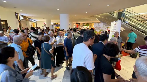 ▲ 馬來西亞檳城「台南特優水果與老頭家冬瓜茶磚展售會」活動現場人潮滿滿爭相認識台南鳳梨的魅力。（圖／南市府提供）