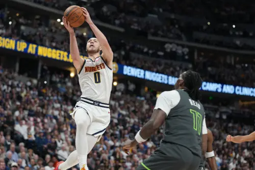 ▲多項數據直追聯盟傳奇名將的約基奇並不貪功，反而主動稱讚隊友布勞恩（Christian Braun）的防守「真的很煩」。（圖／美聯社／達志影像）