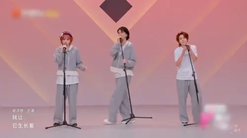 ▲曾沛慈（中）不只自己唱得好，獨唱段落被稱讚是「定心丸」，還幫忙隊友王濛（右）、黃燦燦（左）和聲。（圖／翻攝微博）