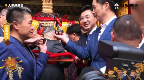 ▲金精將軍（千里眼）在上轎時，眾人移請接手時疑似沒拿穩，不慎將神像摔落地面。（圖／翻攝畫面）