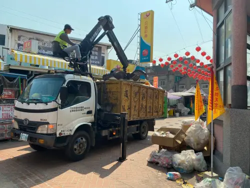 ▲香燈腳提到，今年進香過程中製造的所有垃圾、炮屑、福食碗筷，都能夠迅速打包好，等待清潔隊回收，「整體上比去年好，在我的標準算相當乾淨」。（圖／白沙屯媽祖全球徒步聯誼會）