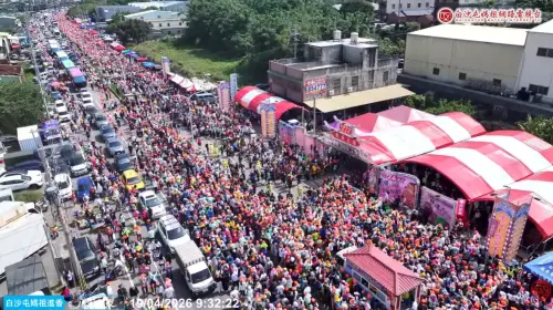 ▲白沙屯媽祖停駕中寮紫東宮，來祝玄天上帝「生日快樂」，現場擠到水洩不通。（圖／白沙屯媽祖網路電視台）