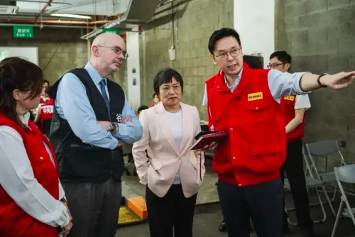 AIT Director Raymond Greene (second from left) attends Han Kuang 42 computer war games during an on-site visit. (Office of the President)