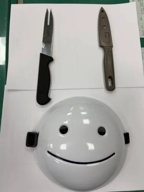 ▲台中大里一名17歲少年戴笑臉面具持刀在路中攔車引發恐慌，民眾合力壓制並報警，警方查獲短刀及水果刀各一把。（圖／翻攝畫面）