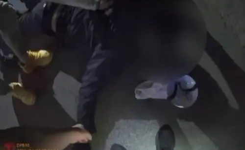 ▲台中大里17歲少年戴面具持刀在路中攔車引發恐慌，民眾合力壓制並報警，過程中造成1警1民受傷。（圖／翻攝畫面）