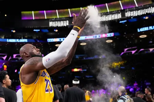 ▲41歲的詹姆斯成為NBA季後賽歷史上，能在半場（兩節）內送出至少10次助攻的最年長球員。（圖／美聯社／達志影像）