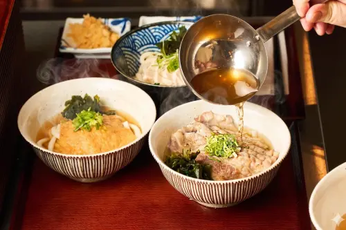 ▲「食悅」烏龍麵店請日本五星飯店大廚來台傳授湯頭技術。（圖／食悅 うどん天ぷら提供）