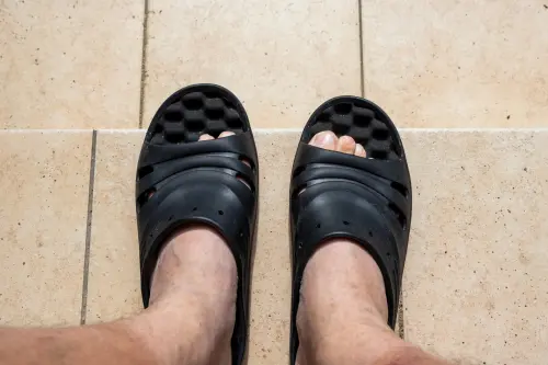 ▲日本網紅Mana提到，若是在比較鄉下的地區，或沖繩、沙灘等玩樂場所才較常見拖鞋穿搭；相反的，如果是大都市地區如東京等，則比較不適合這類鞋款。（圖／取自photoAC）