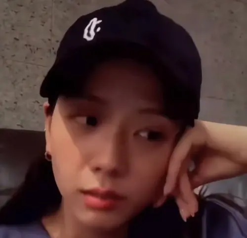 ▲Jisoo家中有一位哥哥和一位姊姊，身為老么的她對兄姊直言：「好好過日子，人生要自己看著辦」。（圖／Vlive）