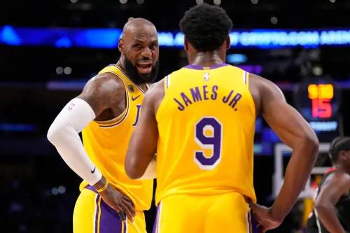 ▲詹姆斯（LeBron James）賽後表示，能在季後賽舞台與兒子布朗尼（Bronny James）並肩作戰，絕對是他職業生涯中最瘋狂、最不可思議的時刻。（圖／美聯社／達志影像）