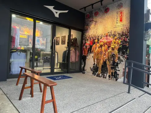 ▲2022年白沙屯拱天宮正式與美津濃合作，因應香燈腳的需求推出聯名款「媽祖進香鞋」，以及運動服飾與帽子等，美津濃甚至直接在苗栗縣開設一間聯名店。（圖／白沙屯媽祖美津濃聯名形象店臉書）