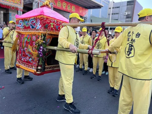 ▲白沙屯媽祖進香多日，有民眾發現轎班腳上的鞋都是同款。（圖／白沙屯拱天宮臉書）