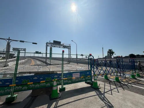 ▲淡江大橋預計在 2026 年 5 月 12 日正式通車，這座新橋將能省去淡水河兩岸約 15 公里的繞行路。（圖／記者徐銘穗）