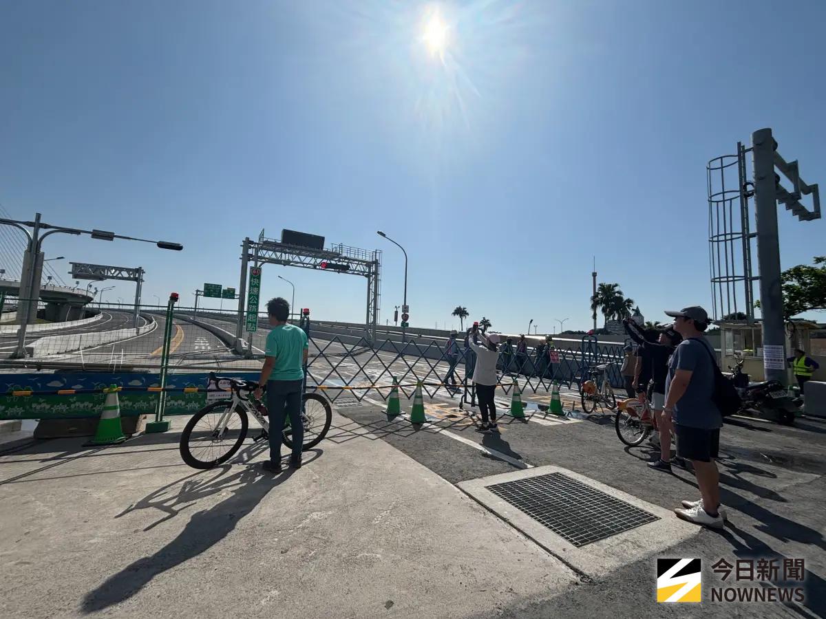 ▲許多淡水、八里民眾都期盼淡江大橋通車的那一天到來，今（19）日下午卻有阿伯騎乘機車試圖衝上橋。（圖／記者徐銘穗）