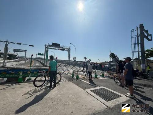 阿伯騎機車闖淡江大橋！遭警攔下反嗆：沒說不能上去　現場爆衝突