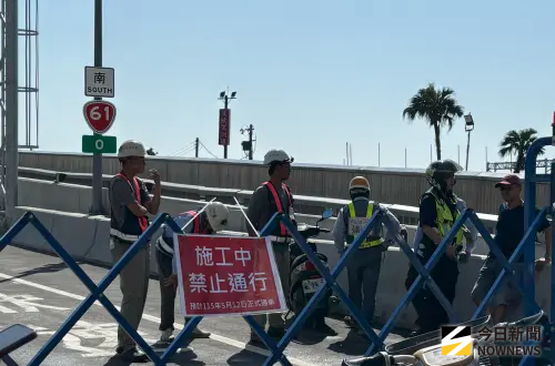 阿伯騎機車闖淡江大橋！遭警攔下反嗆：沒說不能上去　現場爆衝突