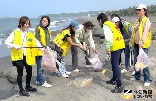 ▲國泰人壽高雄服務中心舉辦國泰有愛永不息旗津海灘淨灘減塑活動，期帶給民眾享受清淨海灘。(圖／記者黃守作攝，2026.04.19)
