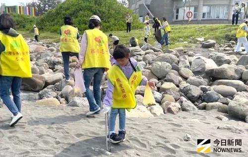 ▲國泰人壽高雄服務中心舉辦國泰有愛永不息旗津海灘淨灘減塑活動。(圖／記者黃守作攝，2026.04.19)