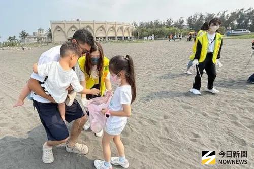 ▲國泰人壽高雄服務中心舉辦國泰有愛永不息旗津海灘淨灘減塑活動，共同維護美麗的海岸。(圖／記者黃守作攝，2026.04.19)