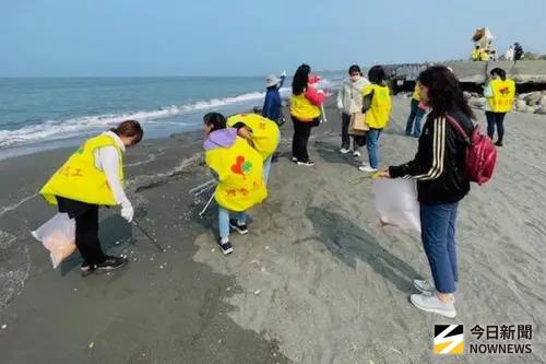 ▲國泰人壽高雄服務中心舉辦國泰有愛永不息旗津海灘淨灘減塑活動，共同維護美麗的海岸沙灘。(圖／記者黃守作攝，2026.04.19)