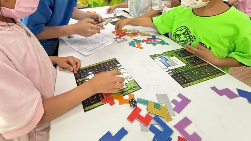偏鄉學子玩有趣的數學桌遊！提升思考邏輯力