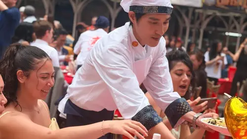 紐約時報廣場驚見台灣辦桌！隋棠、藍正龍端菜被拍　親揭卡關內幕