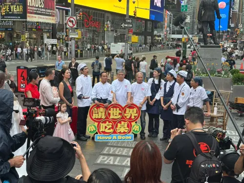 ▲《請世界吃桌》創下台灣實境節目首度在時報廣場擺桌拍攝的紀錄，台味場景直接在紐約街頭吸引大量當地民眾駐足圍觀。（圖／三立提供）