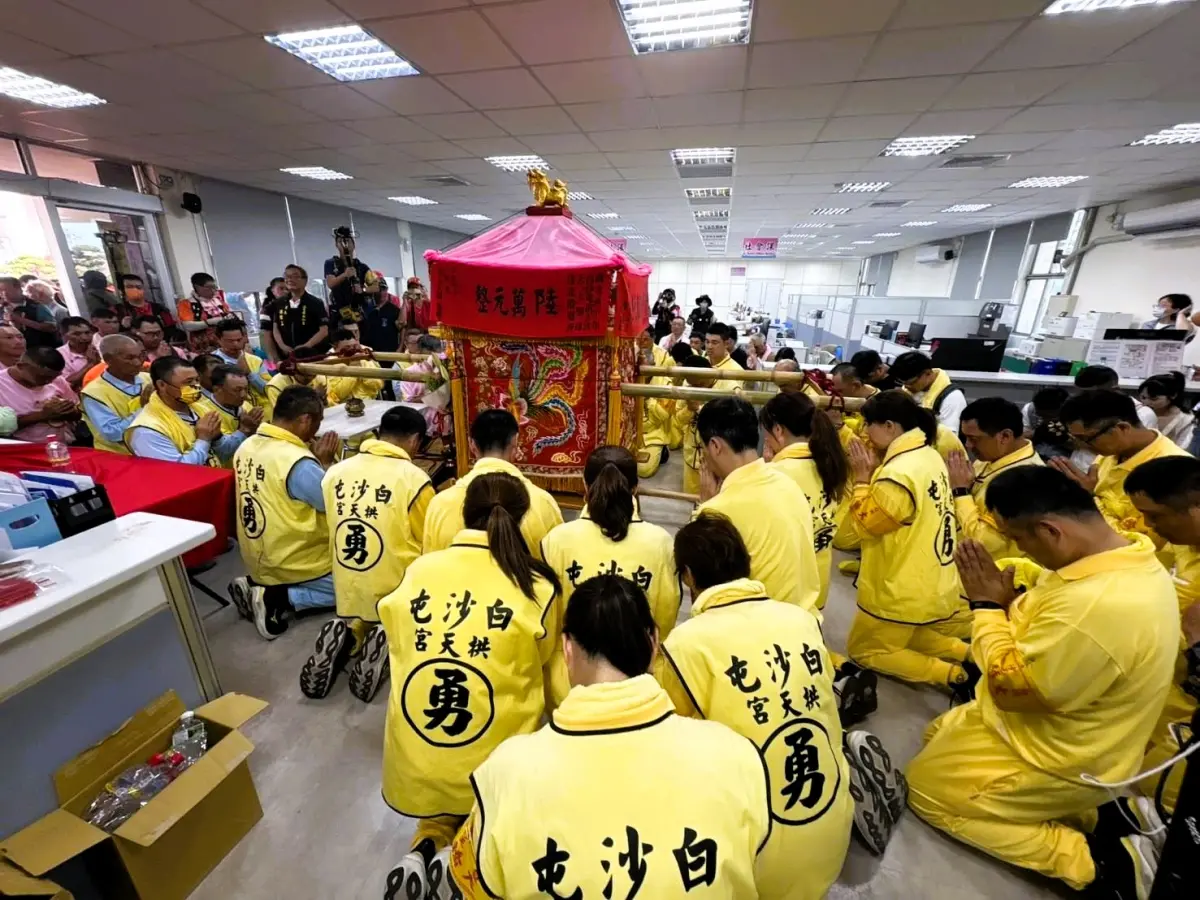 ▲白沙屯媽祖進香第7天，下午2時許駐駕在通霄鎮公所，明晨6時起駕回拱天宮。白沙屯媽祖現在目前位置、GPS即時定位網頁版、行程路線直播一次看。（圖／白沙屯拱天宮）