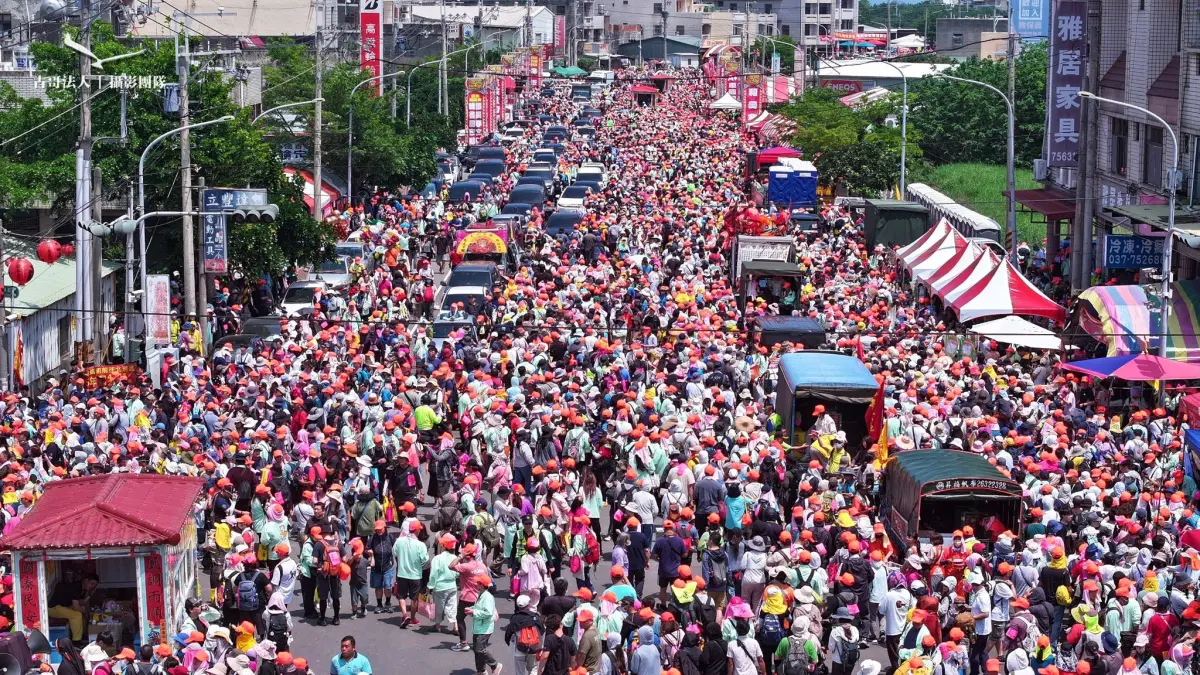 ▲2026年白沙屯媽祖進香湧入46萬人參與，隨信徒、社群曝光度增加，福食吃一口就丟、垃圾等亂象消息頻傳。（圖／「古哥空拍法人」提供）