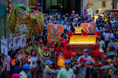 ▲專家認為，網路發達對文化推廣絕對正面，但人數激增與活動規模擴大，部分行為偏離成為文化發展的副作用。（圖／取自「大甲鎮瀾宮直播組」粉專）