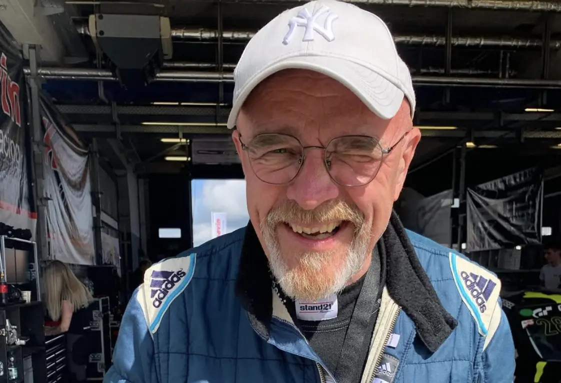 ▲在24小時耐力賽資格賽的首場賽事中，不幸發生7輛賽車連環衝撞的慘劇，導致享譽賽車基層的66歲芬蘭籍資深車手米耶蒂寧（Juha Miettinen）傷重不治。（圖／翻攝自Juha Miettinen個人IG）