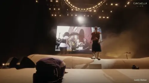 ▲怪奇比莉在舞台上腿軟走不動，直接跪在地上。（圖／coachella YT）