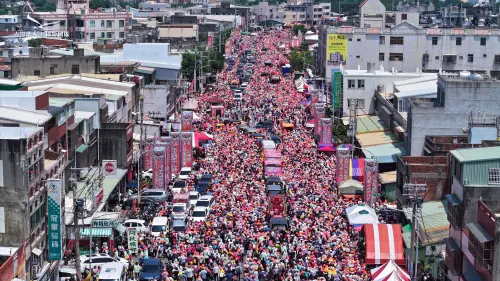 ▲白沙屯媽祖回鑾返抵通霄市區，停駕通南里點心站休息時的人潮盛況。（圖／「古哥空拍法人」提供）
