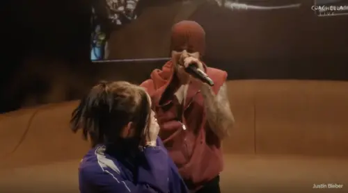 怪奇比莉追星成功！科切拉合體小賈斯汀　摟著合唱爽到癱軟全被拍