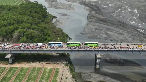 ▲白沙屯媽祖回鑾進入彰化，中午通過自強大橋。（圖／「古哥空拍法人」提供）