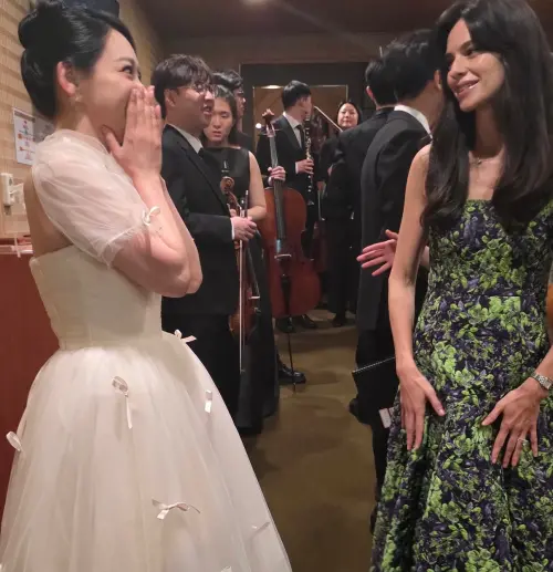 ▲演員金素賢（左）看到宋仲基老婆Katy（右）後，露出震驚的表情。（圖／IG@sofiakim1112）