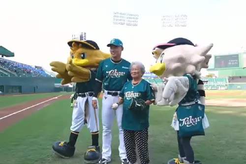90歲「大港阿嬤」開球！台鋼雄鷹贈90號長壽球衣　王柏融親自蹲捕