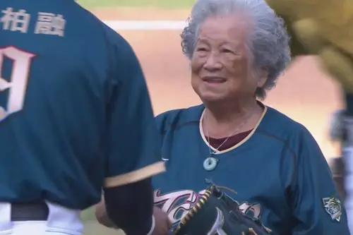 90歲「大港阿嬤」開球！台鋼雄鷹贈90號長壽球衣　王柏融親自蹲捕