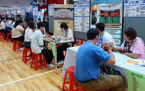 ▲高雄市政府勞工局舉辦薪動高雄職得幸福大型徵才活動，求職民眾踴躍到場應徵。(圖／高雄市政府勞工局提供)