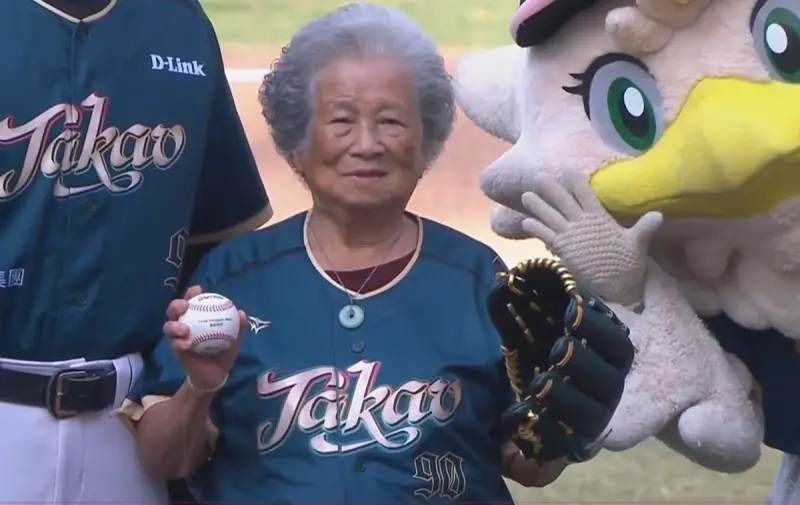 「大港阿嬤」開球為何激勵人心？人老心不老　球迷淚讚：永遠20歲