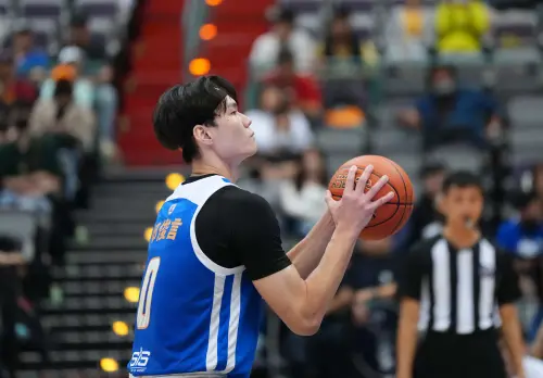 ▲比賽倒數30秒，虎科大郭俊言五犯離場成為勝負分水嶺，隨後查傑雖試圖反撲卻也吞下進攻犯規畢業，台藝大終場就在驚濤駭浪中保住勝果。（圖／大專體總提供）