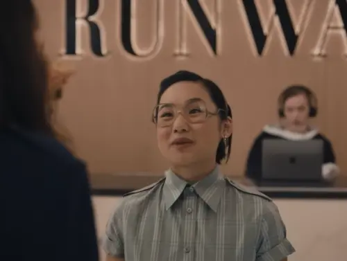 ▲華裔女星沈雨田扮演的小助理，被中國網友砲轟從名字到角色造型、人物設計都充滿刻板印象，覺得被冒犯。（圖／摘自20th Century Studios YT）