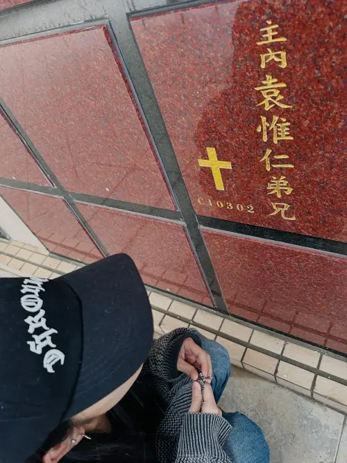 ▲陸元琪帶著兒女前往北海岸探望袁惟仁。（圖／陸元琪臉書）