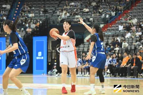 ▲世新在進攻陷入亂序時，蔡佑蓮適時跳出止血，加上米都愛巴高揚在半場終了前飆進高難度的壓哨三分球，助世新在上半場結束時，將比分緊咬在22：29。（圖／記者林柏年攝）