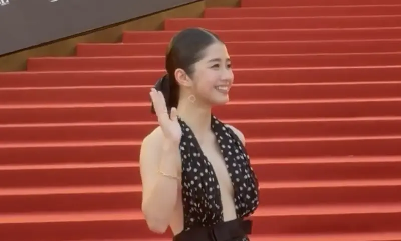 香港金像獎／楊雅文正面僅2塊布走紅毯！王丹妮高雅深V禮服超吸睛