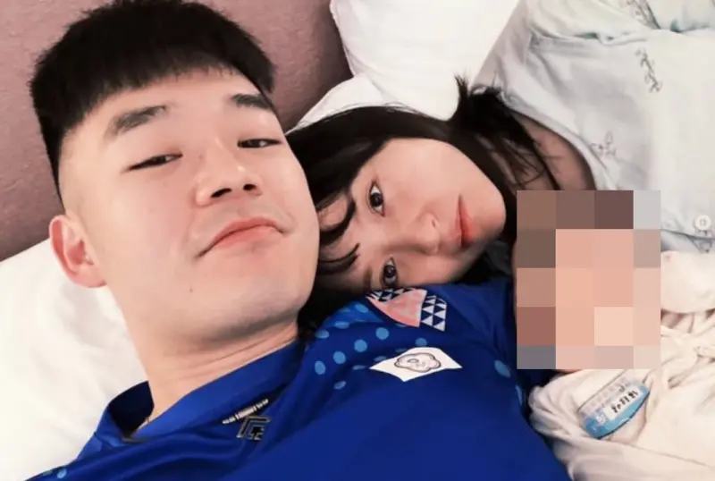 王齊麟陳詩媛兒子滿月了！曬一家三口全家福甜喊：不留神就長大了